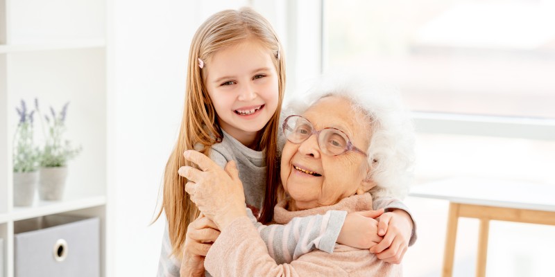 Eine Großmutter und ihr Enkelkind umarmen sich