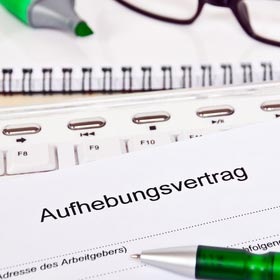 Aufhebungsvertrag: Vor- und Nachteile gegenüber der Kündigung 