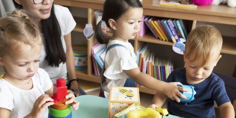 Kinder spielen fröhlich in der Kita 