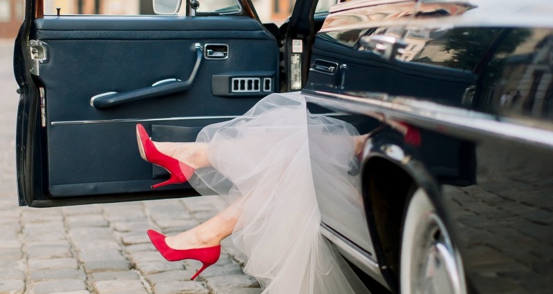 mit High-Heels am Steuer