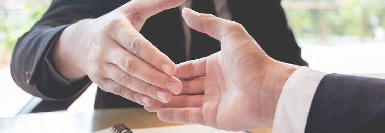Arbeitnehmer und Arbeitgeber reichen sich die Hand