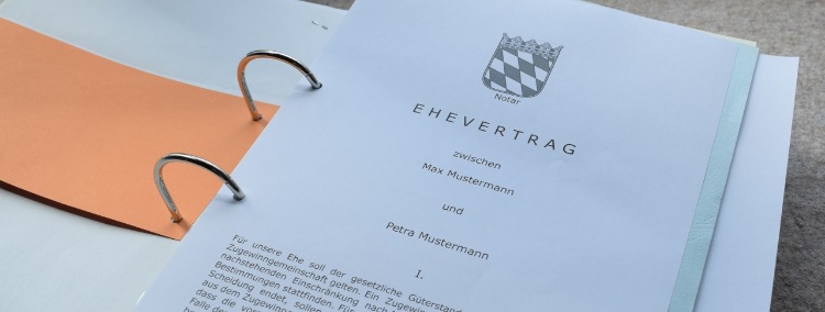 Ehevertag vom Notar in einem Ordner