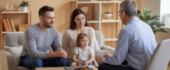 Junge Familie erhählt eine Mediation, KI-generiert