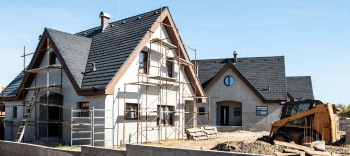 private Baustelle mit Einfamilienhaus eingerüstet