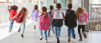 Schüler laufen in einem Schulgebäude