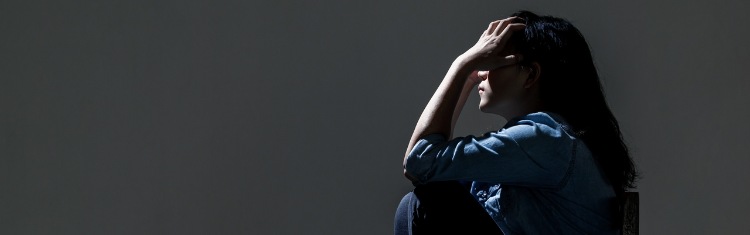 depressive Frau hält ihren Kopf