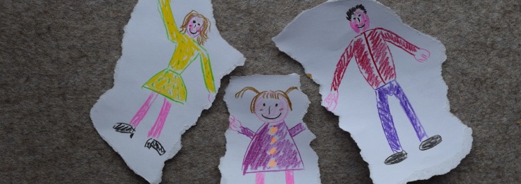 gemaltes Kinderbild einer zerissenen Familie