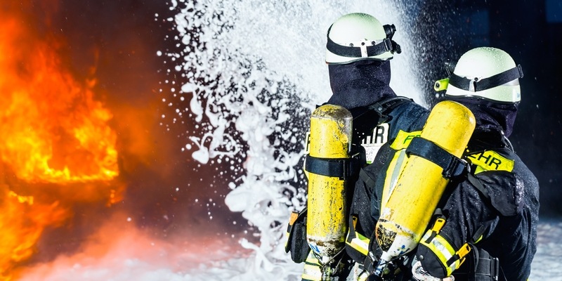 Feuerwehr löscht brennendes Haus