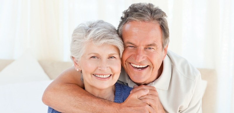 älteres Ehepaar umarmt sich froh