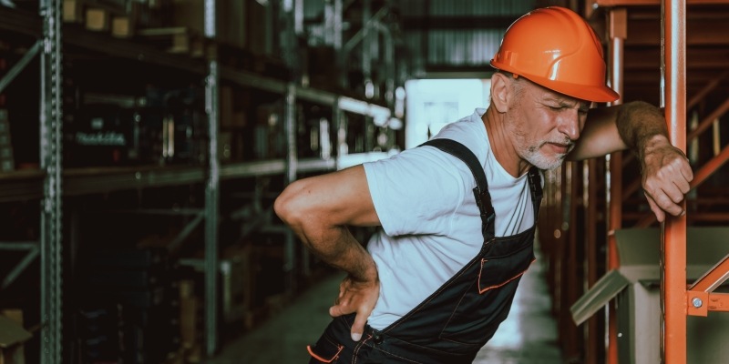 Arbeiter hat starke Schmerzen im Rücken