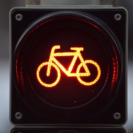 Fußgänger auf Radweg: Wer haftet bei einem Unfall?