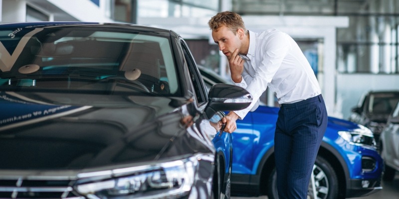 Junger Mann beim Autokauf