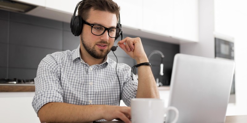 Mann arbeiteit in der Küche im Home-Office