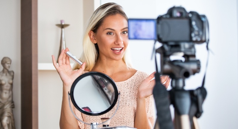 Influencerin macht ein Makeup Tutorial auf Video