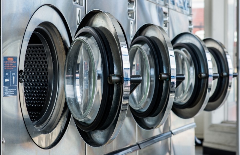 Offene Waschmaschinen in einer Reinigung für Bekleidung
