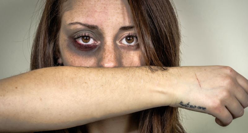 traurige verprügelte Frau mit blutigem Auge