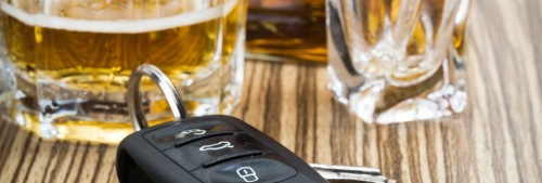 Bierglas und Schnaps und ein Schlüssel eines VW