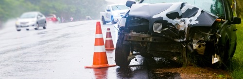 Verunfallter PKW mit Totalschaden am Straßenrand