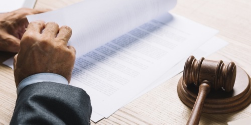 Rechtsanwalt studiert Dokumente