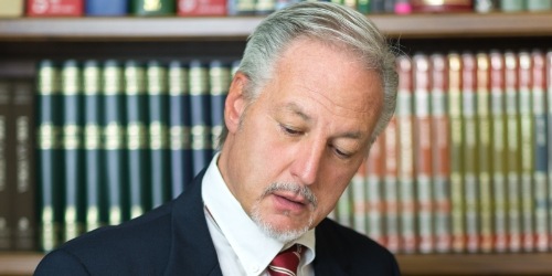 Jurist bearbeitet Akten