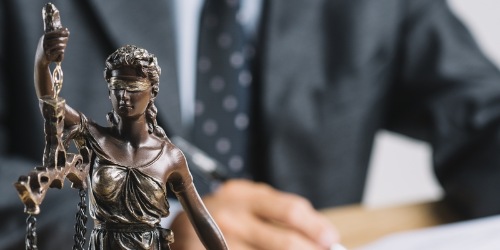 Nahaufnahme einer Justitia Figur