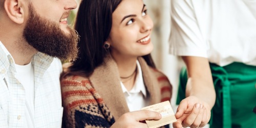 junge Frau arbeitet zu Hause