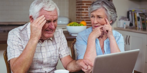 Mann und Frau ärgern sich am Computer