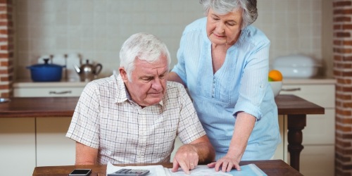 Ehepaar studiert eine Teilungserklärung