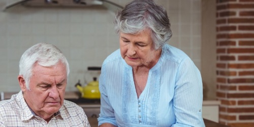 älteres Ehepaar liest ein Dokument