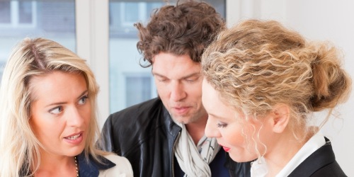 drei Personen besprechen den Kauf einer Wohnung