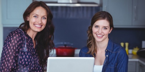 lachende Frauen in der eigenen Küche