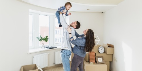 Familie ist frisch in eigene Wohnung eingezogen