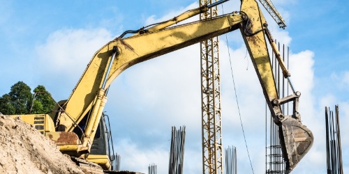 Aushubbagger auf einer großen Baustelle