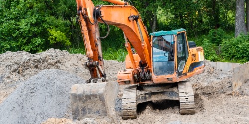 Bagger in einer Baugrube