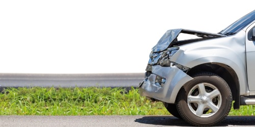 Auto mit eingedrückter Frontpartie und verbogener Motorhaube