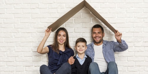 Konzeptbild glückliche Familie in Mietwohnung