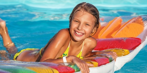 Mädchen auf einer Schwimmmatratze