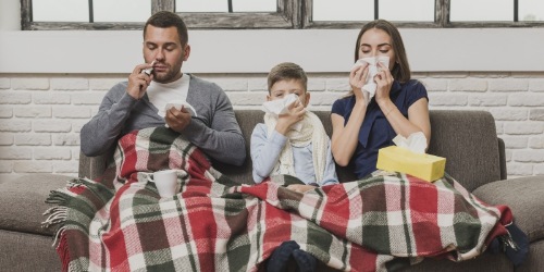 kranke Familie auf einem Sofa