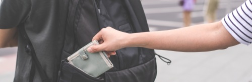 Taschendieb stiehlt Geldbörse aus einem Rucksack