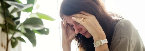 Frau weint wegen Kündigungsschreiben