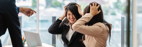Frauen werden von Chef beschimpft