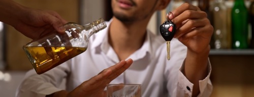 Mann mit einem Autoschlüssel lehnt Alkohol ab