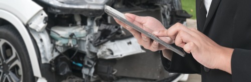 Schadenserfassung einem Unfallwagen mit einem Tablet PC