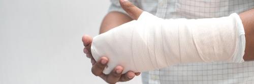 bandagierter Arm nach einem Verkehrsunfall