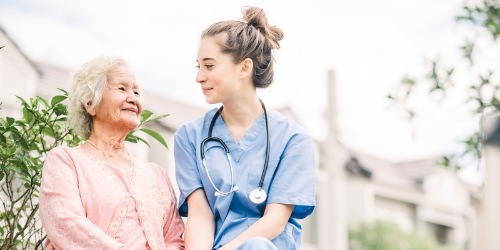 Krankenschwester spricht mit alter Dame