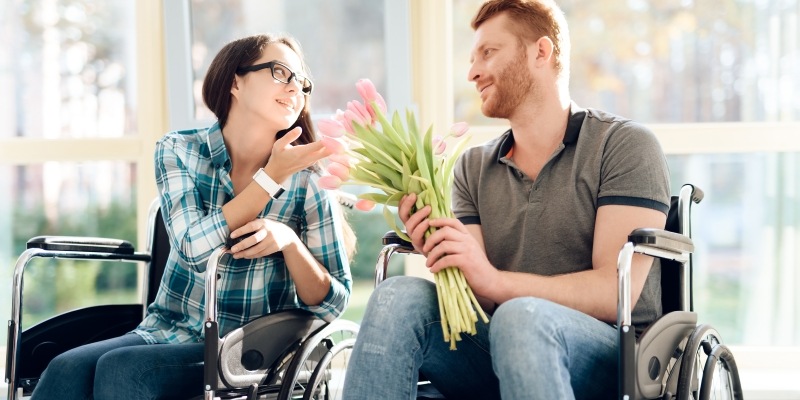 Rollstuhlfahrer verschenkt Blumen