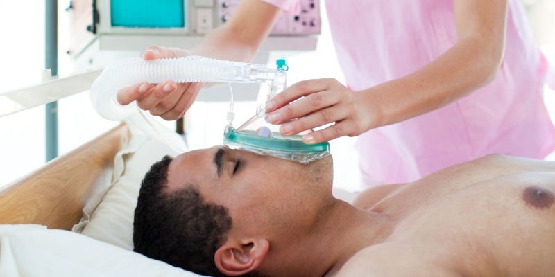 männlicher Patient bekommt eine Suaerstoffmaske