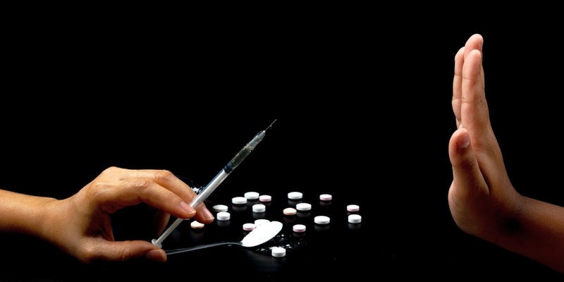 Drogen am Steuer Ablehnen von Tabletten und Spritze