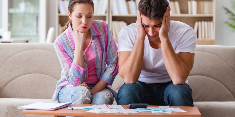 Ehepaar sitz verzweifelt vor Steuerunterlagen