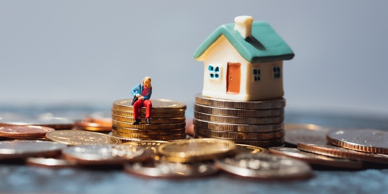Münzen und ein Haus Figur sitz auf Nebenkosten